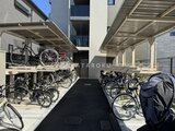 ラグゼナ船堀 屋根付きの広い駐輪スペースに整然と並ぶ自転車群