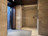 ラグゼナ船堀 エレベーターホールから見たエントランス周辺