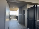 ラグゼナ船堀 高層階からの眺望が開ける共用廊下と黒を基調とした玄関扉