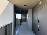 ラグゼナ船堀 明るいタイル床の共用廊下とシューズボックス付きエントランス