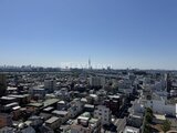 ラグゼナ船堀 高層階からの眺望で建物群と遠くのスカイツリーが見える景色