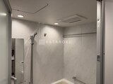 ラグゼナ船堀 大理石調パネルの落ち着いた浴室シャワーブース