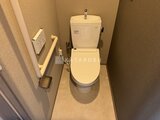 ラグゼナ船堀 温かみのある照明で落ち着いた印象のトイレ室内