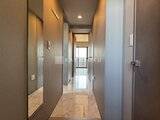 ラグゼナ船堀 奥行きのある廊下から玄関側の採光を捉えた明るい通路