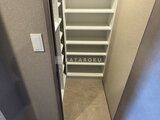 ラグゼナ船堀 白い棚板が並ぶ開放的な玄関クローゼット