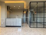 ラグゼナ船堀 大理石調フロアの開放的なリビングダイニングとキッチン