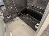ラグゼナ船堀 グレートーンの浴室に黒い浴槽と広めのシャワースペース
