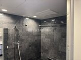 ラグゼナ船堀 ダークグレーのタイルで統一された広々としたシャワールーム