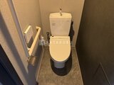 ラグゼナ船堀 温白色の壁とグレー系床材で統一された清潔感のあるトイレ空間