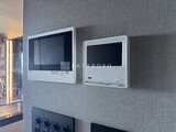 ラグゼナ船堀 グレー調の壁に設置されたインターホン・モニターと操作パネル