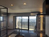 ラグゼナ船堀 大きな窓から街並みを望むモダンなキッチンダイニング空間