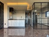 ラグゼナ船堀 モダンな照明と黒い幾何学模様の建具が印象的なオープンキッチン