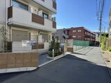 ウェルスクエア幡ヶ谷 前面道路から見た建物外観と周辺の様子