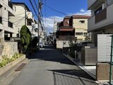 ウェルスクエア幡ヶ谷 落ち着いた住宅街の路地から見た建物周辺環境