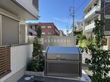 ウェルスクエア幡ヶ谷 機械室と緑に囲まれた落ち着いた印象の屋上スペース