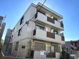 ウェルスクエア幡ヶ谷 白とブラウンの配色が印象的な3階建て住宅の外観