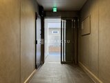 ウェルスクエア幡ヶ谷 建物入口へ続く廊下から見た共用部の様子