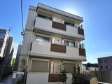 ウェルスクエア幡ヶ谷 白を基調とした3階建てのモダンな建物外観