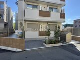 ウェルスクエア幡ヶ谷 モダンなタイルと木目調パネルを組み合わせた建物正面