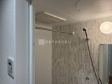 ウェルスクエア幡ヶ谷 落ち着いた色合いのタイル壁と浴室乾燥機付きの浴室