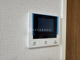 ウェルスクエア幡ヶ谷 モニター付きインターホンが壁に設置された玄関周辺