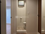 ウェルスクエア幡ヶ谷 トイレ入口から見た清潔感のあるトイレ室内