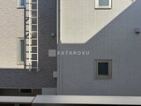 ウェルスクエア幡ヶ谷 クリーム色とダークグレーのタイル張り建物外観
