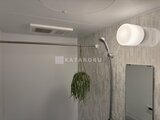 ウェルスクエア幡ヶ谷 天井に浴室換気乾燥機を備えたモダンなバスルーム