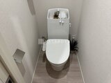 ウェルスクエア幡ヶ谷 白を基調とした落ち着いた印象のトイレ空間