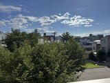 ウェルスクエア幡ヶ谷 バルコニーから見た青空と緑に囲まれた開放的な街並み