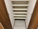 ウェルスクエア幡ヶ谷 木目調の扉に囲まれた明るい印象のシューズボックス