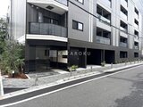 スタイリオ東品川 前面道路から見たモダンな建物外観と整備されたエントランス