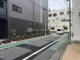 スタイリオ東品川 駐車スペースと緑化帯が整理された落ち着いた印象のアプローチ
