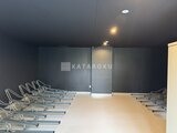 スタイリオ東品川 モダンな落ち着いた空間にロボットを整列させた駐輪場の様子