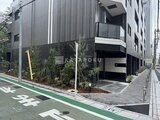 スタイリオ東品川 緑化が映えるモダンなファサードと駐車場入口の建物外観