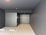 スタイリオ東品川 モダンなコンクリート壁が印象的な駐車場スペース