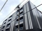 スタイリオ東品川 モダンな縦ラインデザインの建物外観と前面の電柱