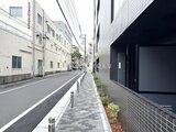 スタイリオ東品川 前面道路から見た建物外観と周辺街並み