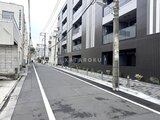 スタイリオ東品川 前面道路から見たモダンな外観と静かな街並みの様子