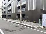 スタイリオ東品川 前面道路から見たモダンな建物外観とエントランス周辺