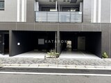 スタイリオ東品川 道路から見たスタイリッシュなガレージ付き建物のファサード