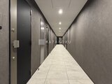スタイリオ東品川 落ち着いたグレートーンでまとめた共用廊下の一角