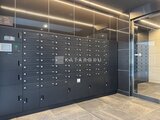 スタイリオ東品川 暖色系の照明に包まれた、モダンな設計のメールボックスコーナー