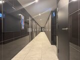 スタイリオ東品川 モダンな共用廊下、洗練された暗色タイル張りで統一された空間