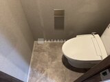 スタイリオ東品川 落ち着いた色合いのトイレ空間、温水洗浄便座付き