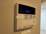 スタイリオ東品川 給湯器操作パネルが壁に設置された様子
