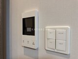 スタイリオ東品川 モニター付きインターホンと室内照明スイッチが並ぶ壁面