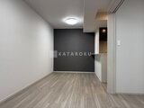 スタイリオ東品川 黒のアクセント壁が映えるモダンなリビングダイニング空間