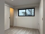 スタイリオ東品川 大きな窓から光が入る明るい洋室空間