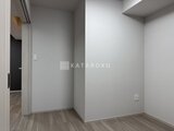 スタイリオ東品川 白壁とフローリングが落ち着いた印象の居室空間